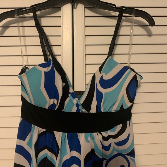 Flattering Patterned Dress - Picture 4 of 4